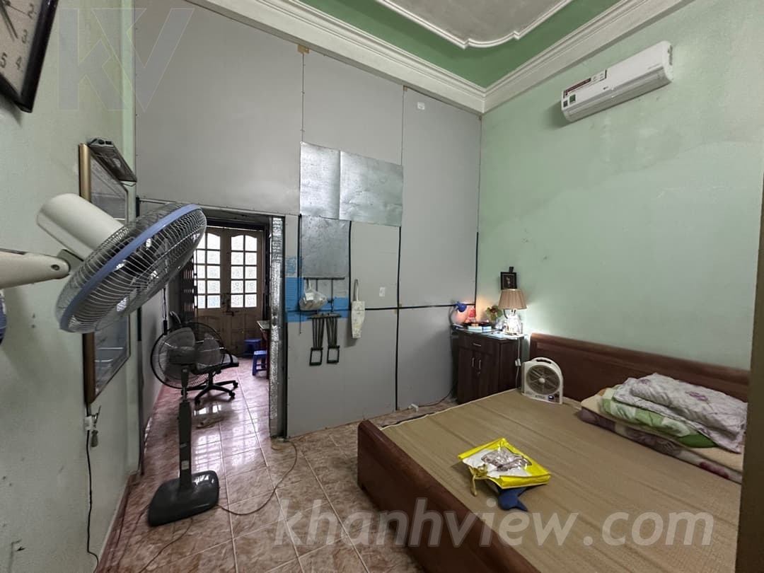 Khuôn viên nhà Nam Trung Hành