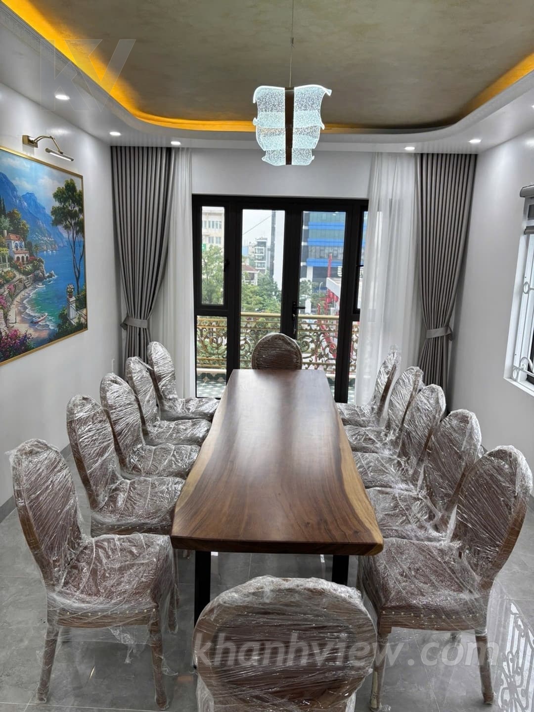 Đường trước nhà rộng rãi ô tô ra vào