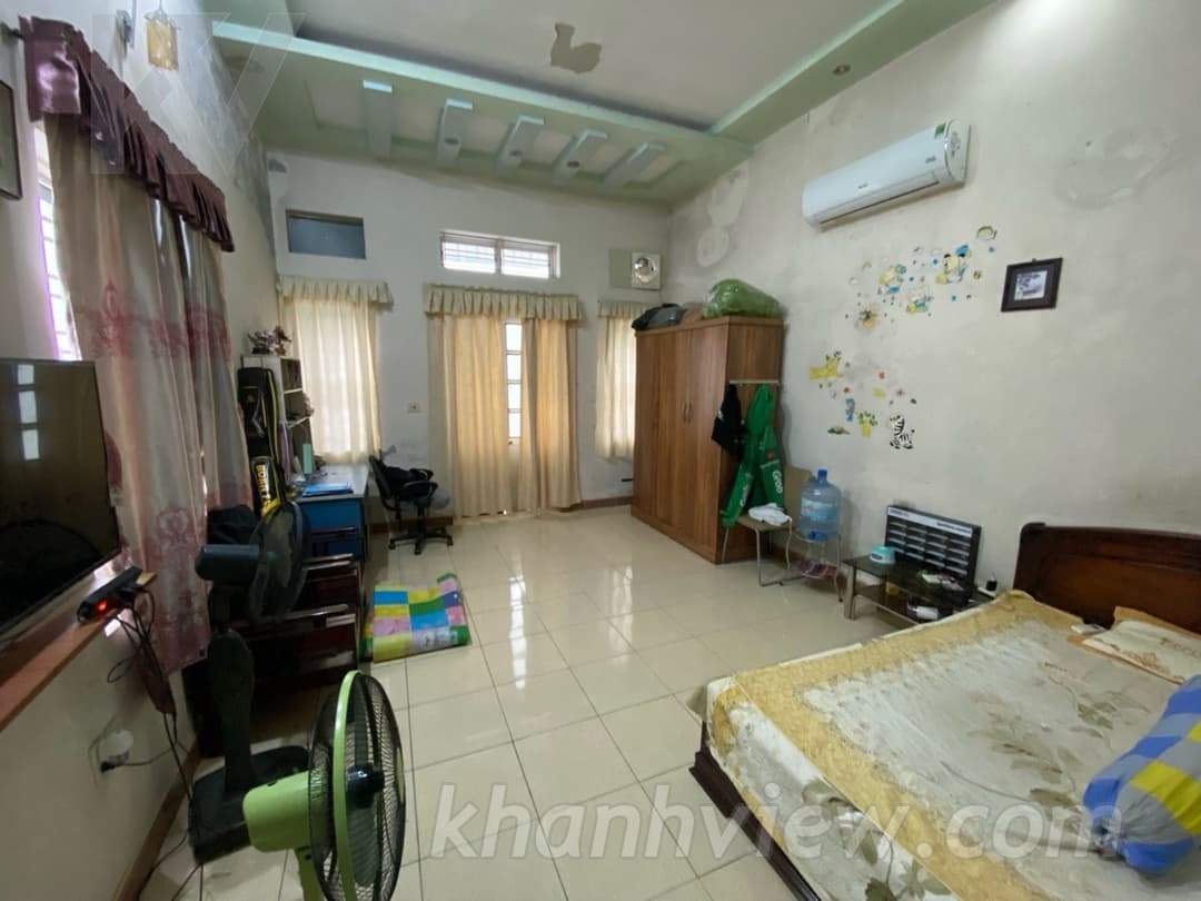 Mặt phố Nguyễn Văn Hới 11