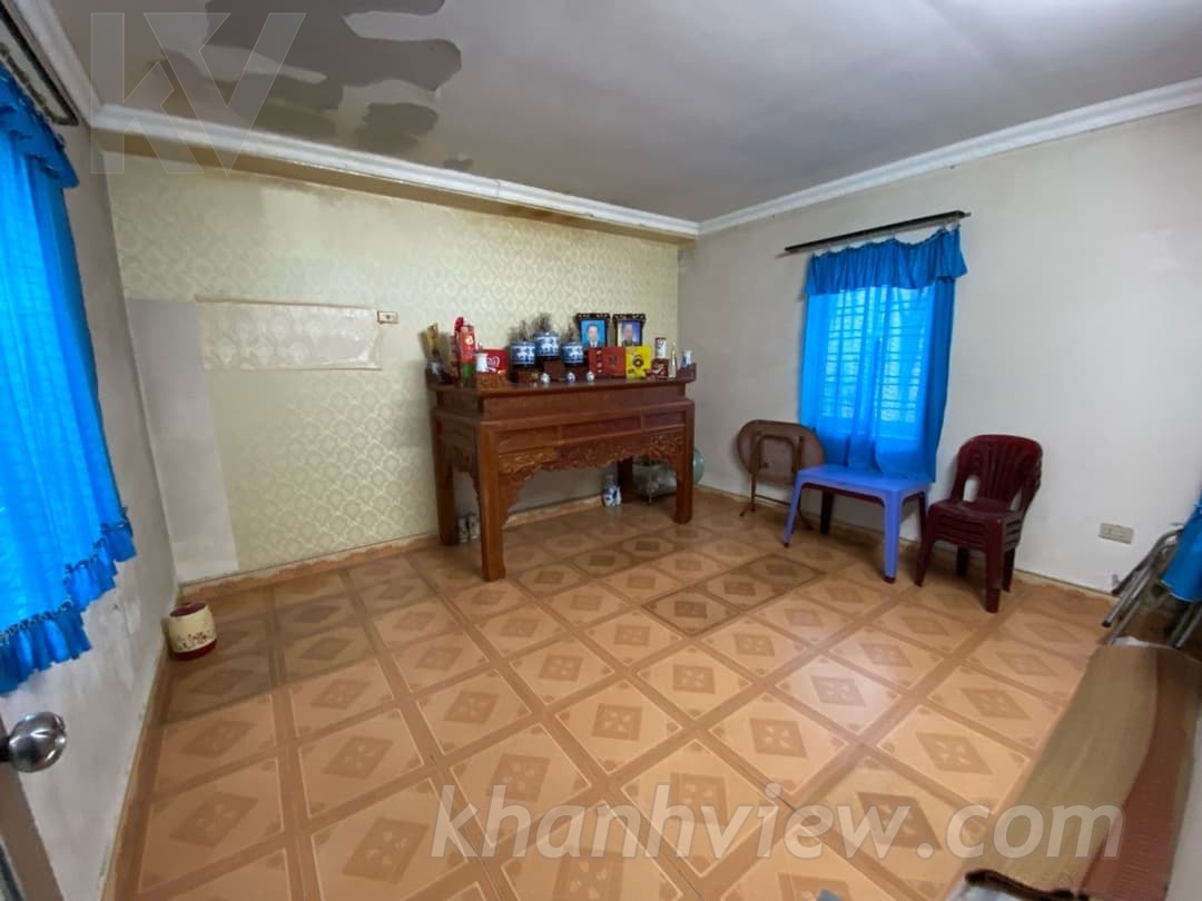 Mặt phố Nguyễn Văn Hới 12