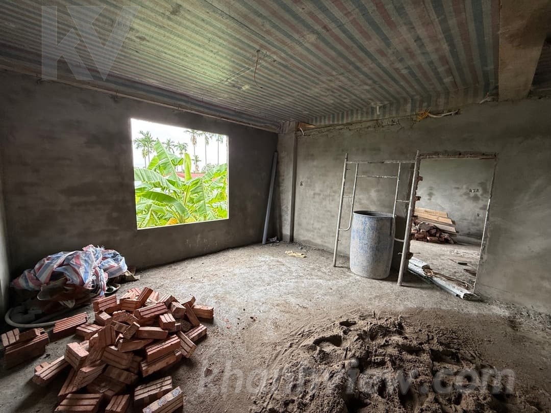 Cầu thang gỗ hiện đại và giếng trời đón gió tự nhiên