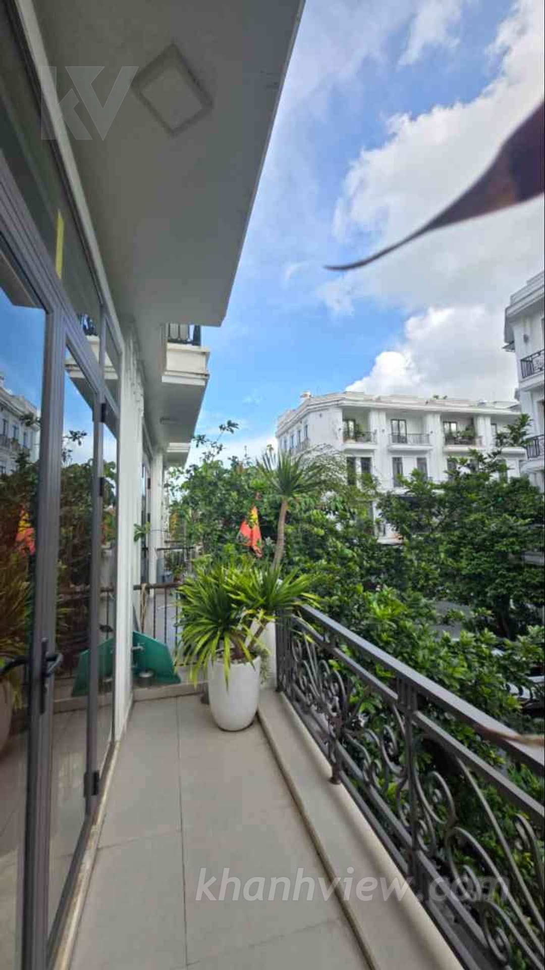 Thang máy hiện đại