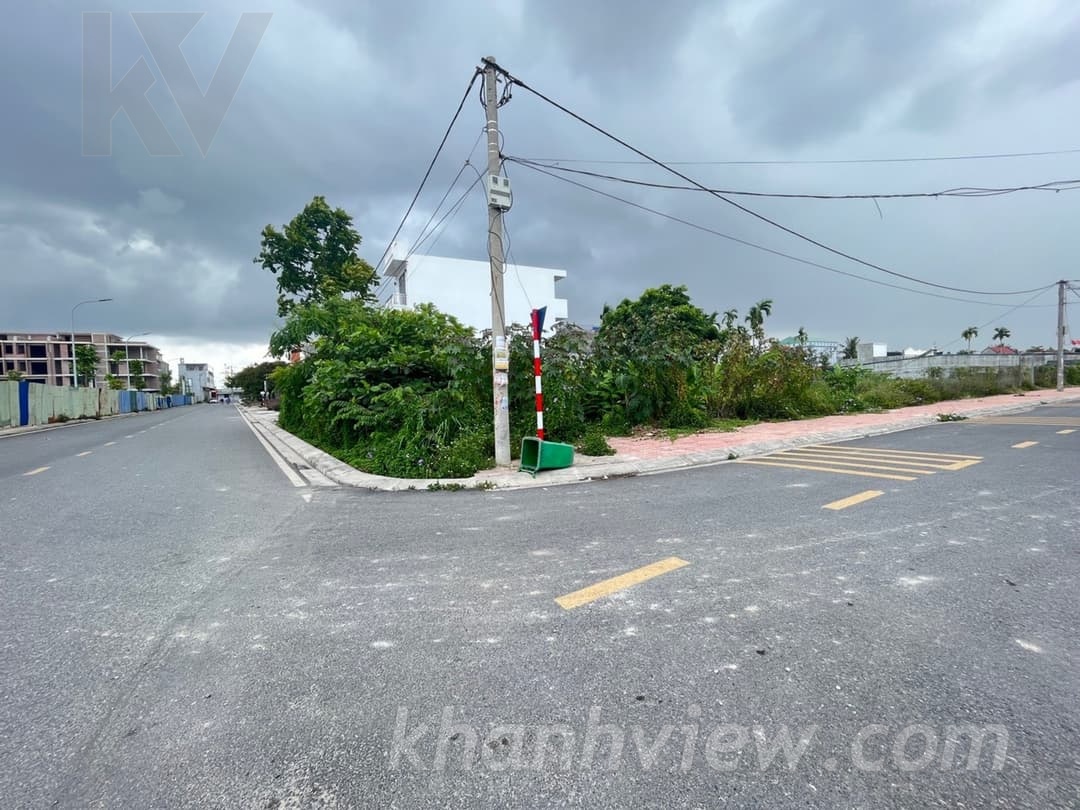 Đường trước nhà 4 ô tô tránh nhau