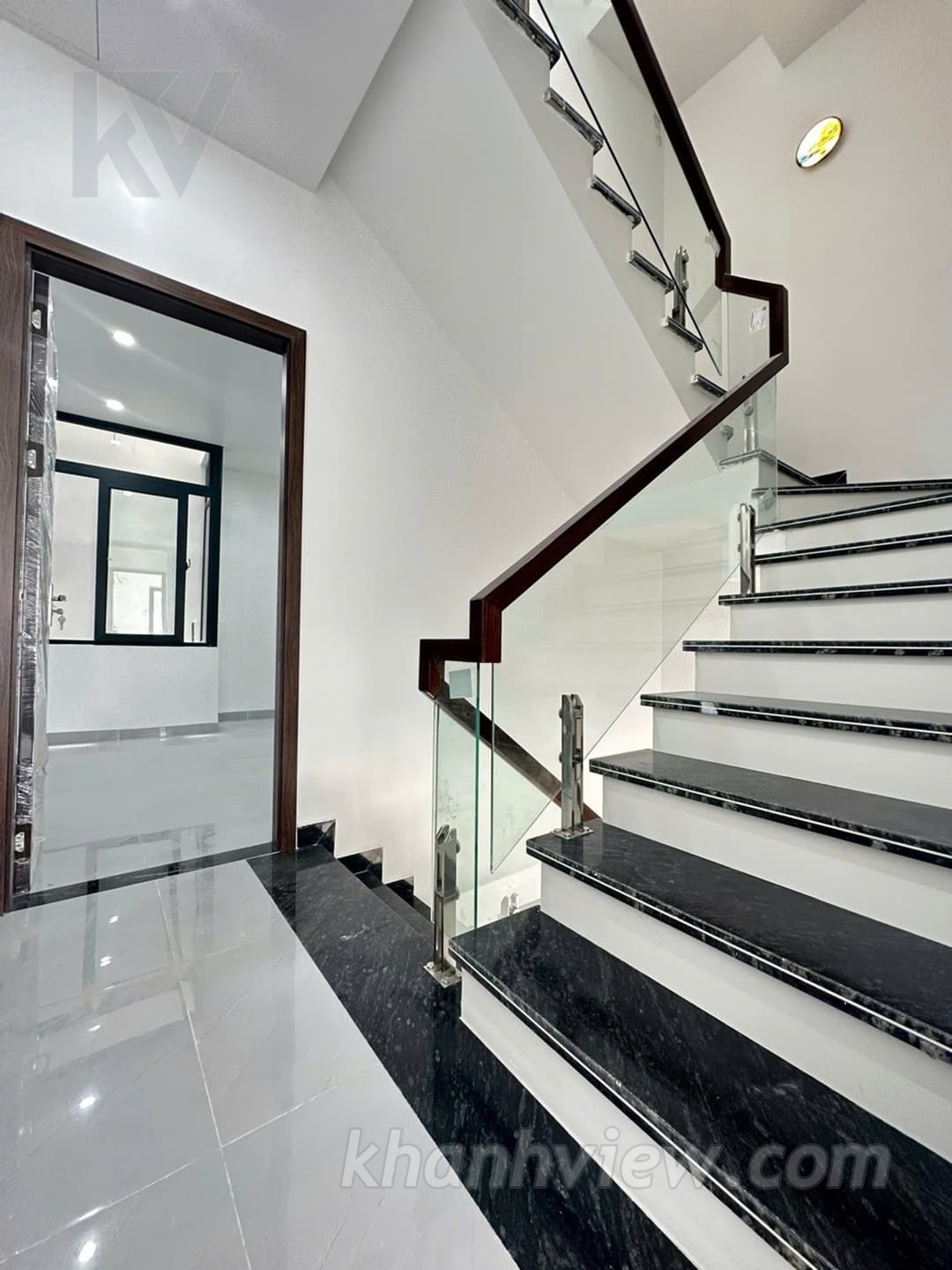 Khu bếp và cầu thang hiện đại