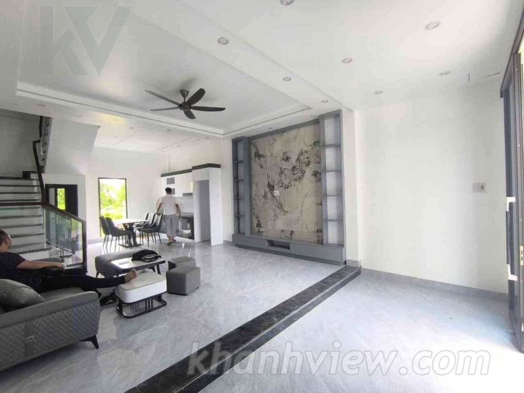 Không gian bếp và cầu thang nhà Đặng Cương