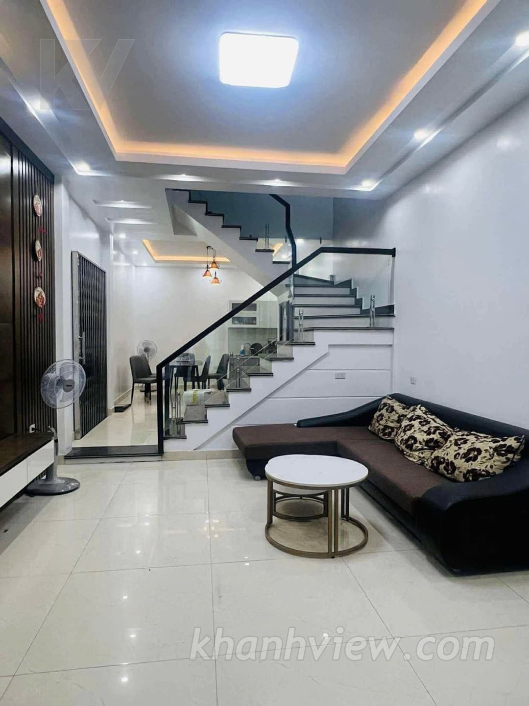 Khu vực bếp và bàn ăn