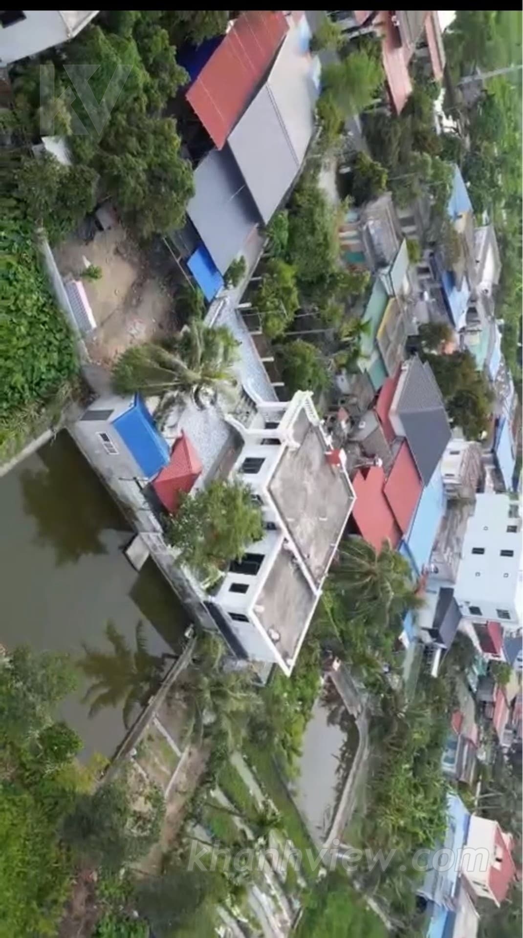 Sân đỗ ô tô và vườn cây