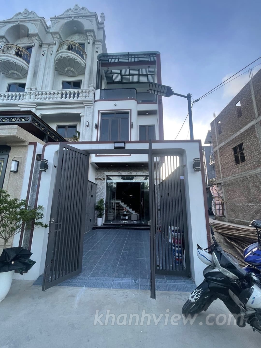 Nhà Đào Yêu Hồng Thái