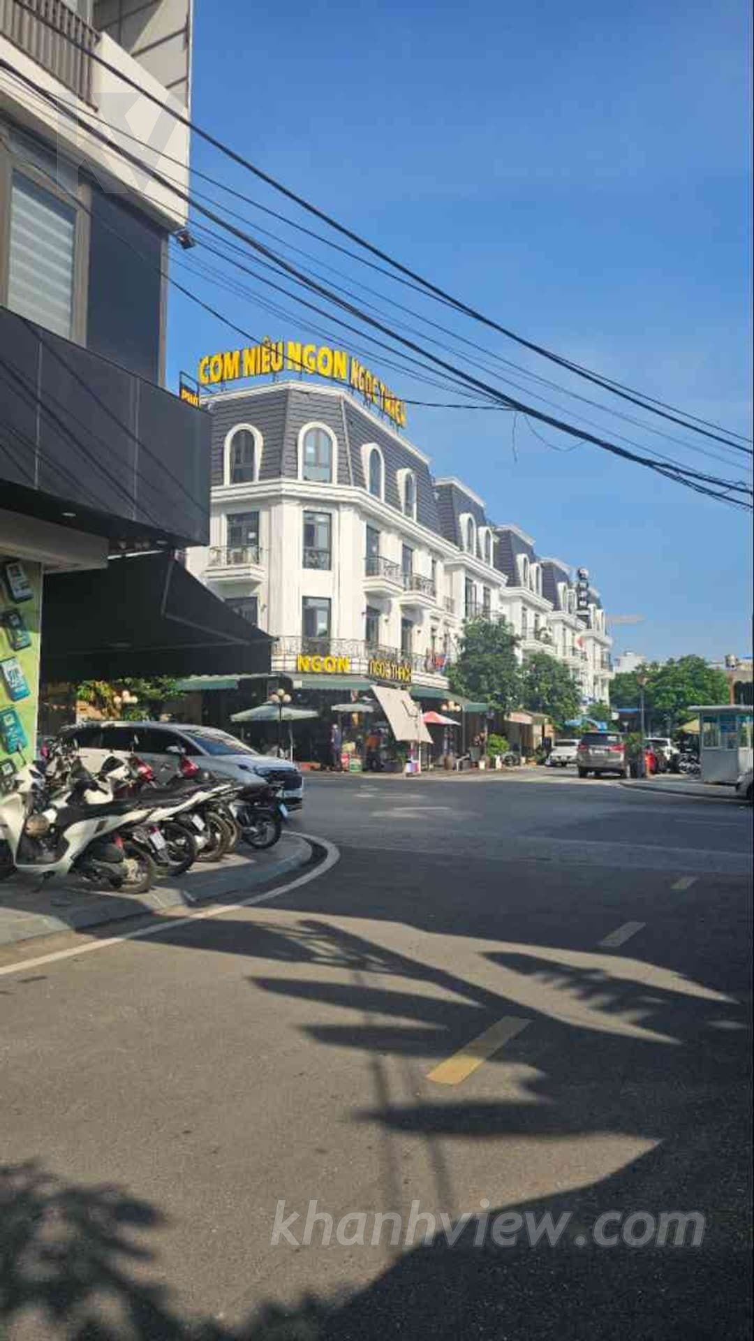 Đường trước nhà rộng rãi