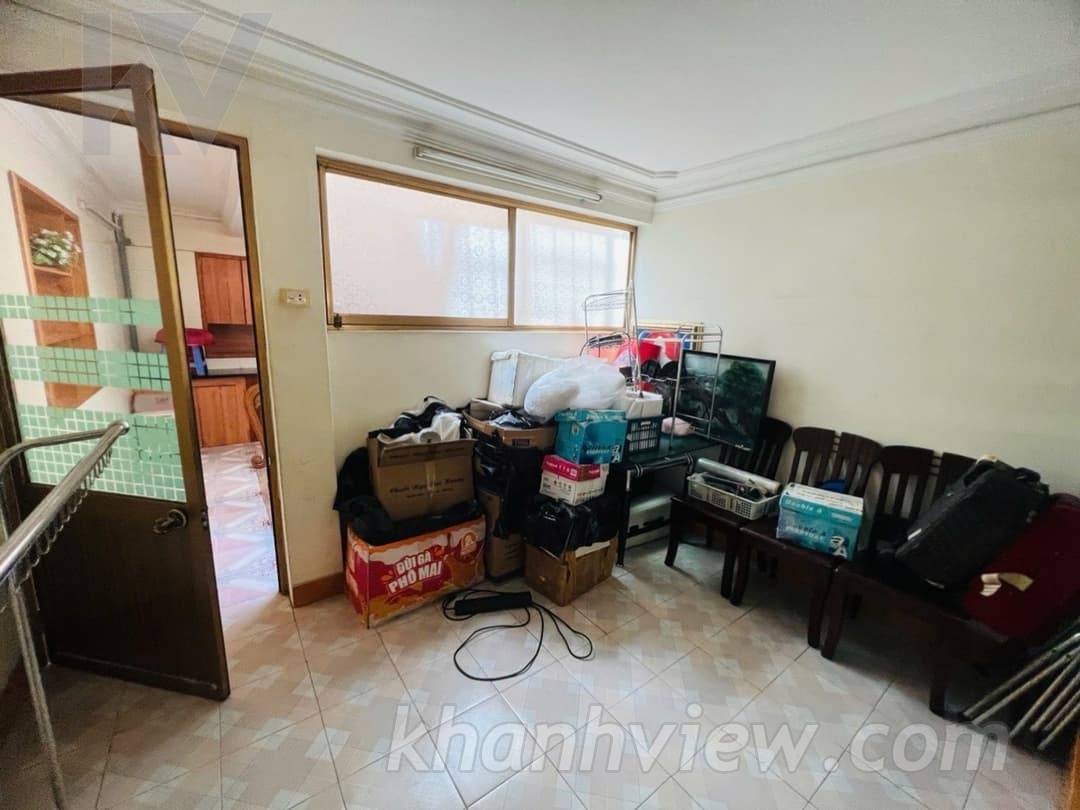 Mặt phố Lê Thánh Tông 11