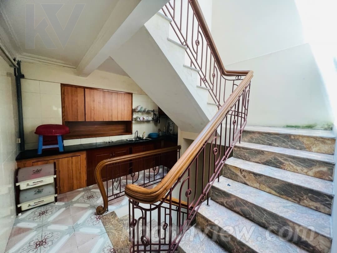Mặt phố Lê Thánh Tông 12