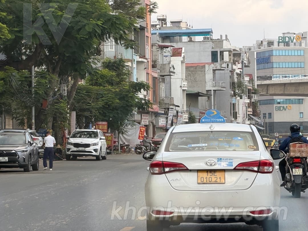 Mặt phố Lê Thánh Tông 15
