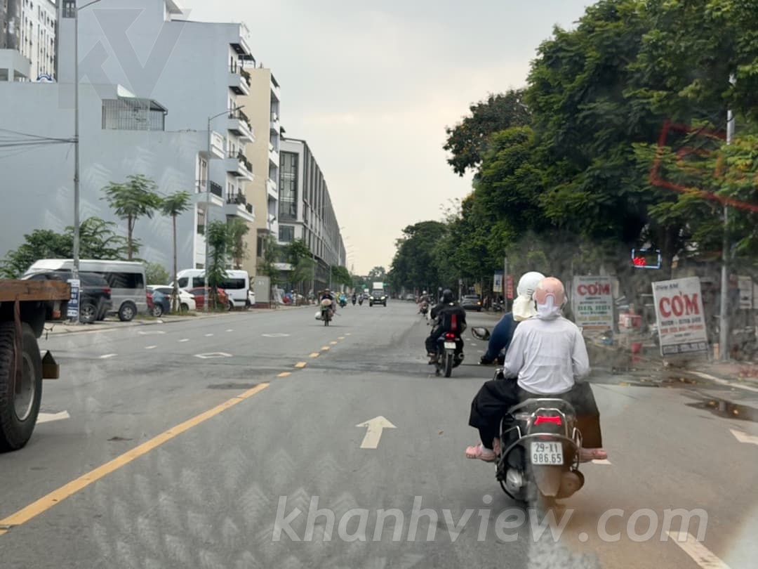Mặt phố Lê Thánh Tông 2