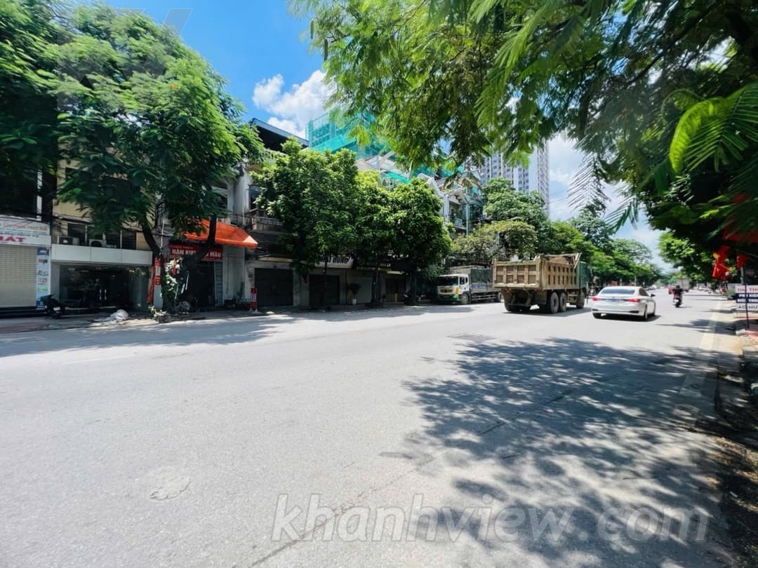 Mặt phố Lê Thánh Tông 8