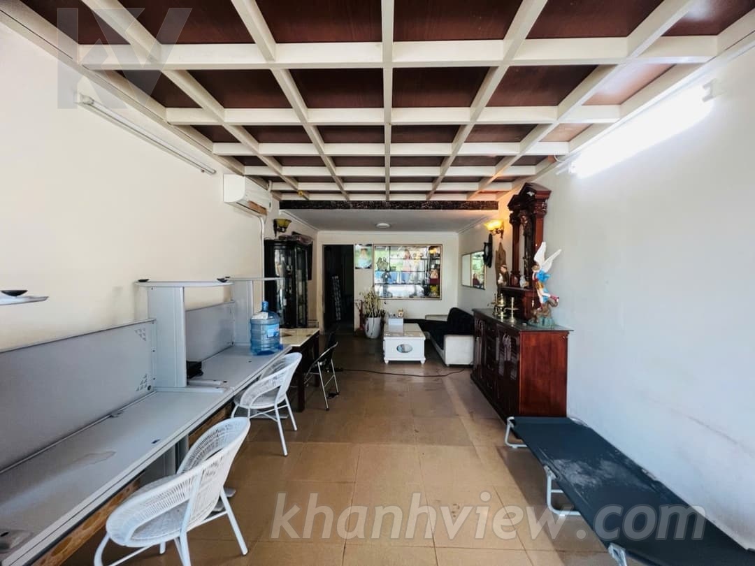 Mặt phố Lê Thánh Tông 9