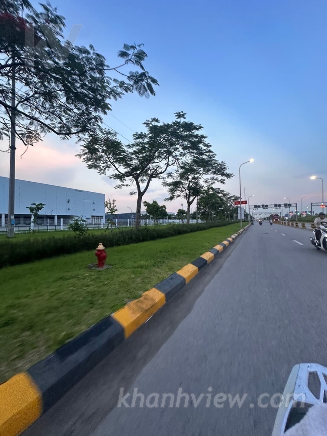 Đất Đầu Cầu 13